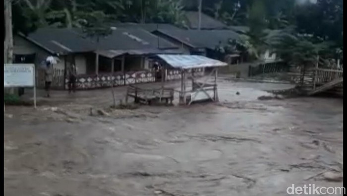 Sungai Cidadap di Bandung Barat meluap.