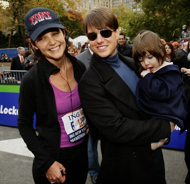 Wajah Suri Cruise selalu menjadi pusat perhatian di setiap kesempatan hadir di publik. Seperti di foto ini saat usianya setahun, Suri yang lahir pada 18 April 2006 digendong Tom Cruise setelah ibunya Katie Holmes menyelesaikan marathon di New York. Foto: dok. AFP