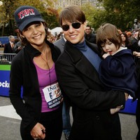 Wajah Suri Cruise selalu menjadi pusat perhatian di setiap kesempatan hadir di publik. Seperti di foto ini saat usianya setahun, Suri yang lahir pada 18 April 2006 digendong Tom Cruise setelah ibunya Katie Holmes menyelesaikan marathon di New York. Foto: dok. AFP