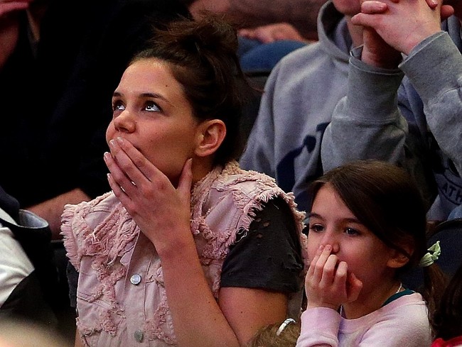 Inilah Suri Cruise saat berusia sembilan tahun. Pada foto ini, Suri ikut bersama Katie Holmes menonton pertandingan basket di Barclays Center, New York. Foto: dok. AFP