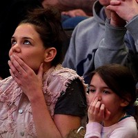 Inilah Suri Cruise saat berusia sembilan tahun. Pada foto ini, Suri ikut bersama Katie Holmes menonton pertandingan basket di Barclays Center, New York. Foto: dok. AFP