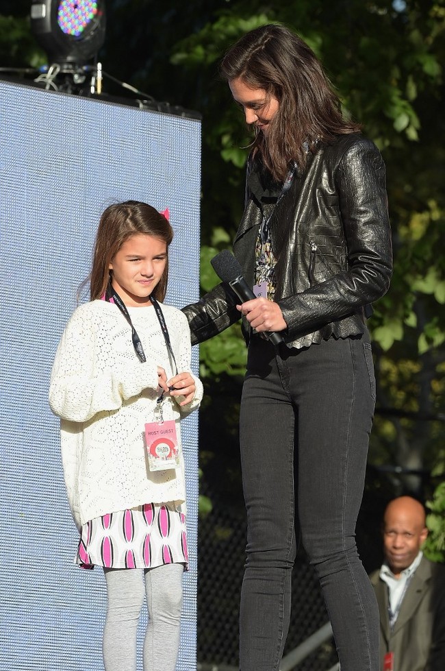 Suri Cruise yang berusia sembilan tahun menemani ibunya Katie Holmes menghadiri 2015 Global Citizen Festival di New York. Foto: dok. AFP