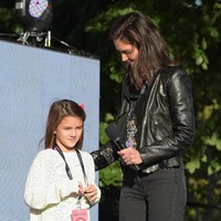 Suri Cruise yang berusia sembilan tahun menemani ibunya Katie Holmes menghadiri 2015 Global Citizen Festival di New York. Foto: dok. AFP
