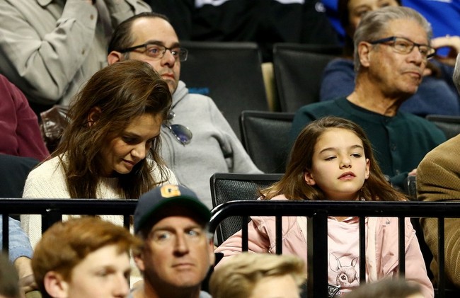 Setelah Tom Cruise dan Katie Holmes bercerai pada 2012, Suri Cruise jarang terlihat di publik. Namun pada 2014, Suri terlihat bersama Katie Holmes menonton pertandingan basket di Madison Square Garden, New York. Foto: dok. AFP