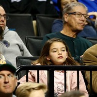 Setelah Tom Cruise dan Katie Holmes bercerai pada 2012, Suri Cruise jarang terlihat di publik. Namun pada 2014, Suri terlihat bersama Katie Holmes menonton pertandingan basket di Madison Square Garden, New York. Foto: dok. AFP