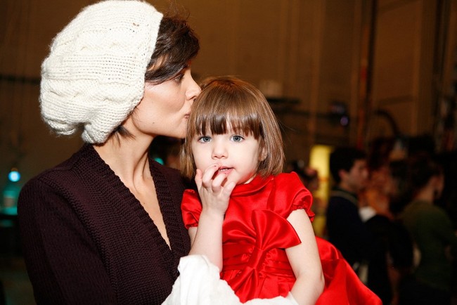 Suri Cruise yang berusia tiga tahun menonton pertunjukkan The Nutcracker di New York bersama sang ibu Katie Holmes. Foto: dok. AFP