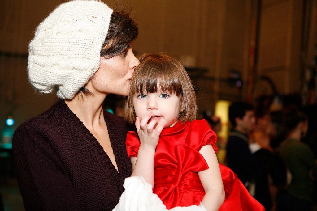 Suri Cruise US superstars Tom Cruise (R) and his fiancee Katie Holmes holding their daughter Suri arrive at a restaurant in central Rome, 16 November 2006. They are expected to marry at the weekend, in the Odescalchi Castle, in the lakeside town of Bracciano near the Italian capital. (Photo by GIULIO NAPOLITANO / AFP)