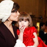 Suri Cruise yang berusia tiga tahun menonton pertunjukkan The Nutcracker di New York bersama sang ibu Katie Holmes. Foto: dok. AFP