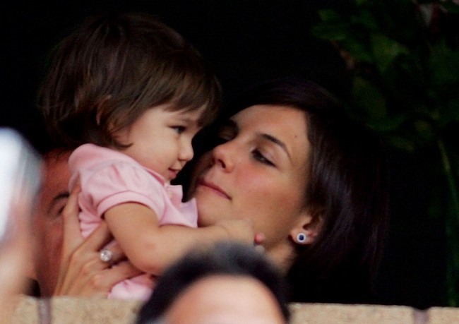 Inilah Suri Cruise saat usianya sudah setahun. Suri yang menggemaskan tampak digendong Katie Holmes di area bangku penonton pertandingan football di California pada 2007. Foto: dok. AFP