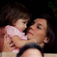 Inilah Suri Cruise saat usianya sudah setahun. Suri yang menggemaskan tampak digendong Katie Holmes di area bangku penonton pertandingan football di California pada 2007. Foto: dok. AFP