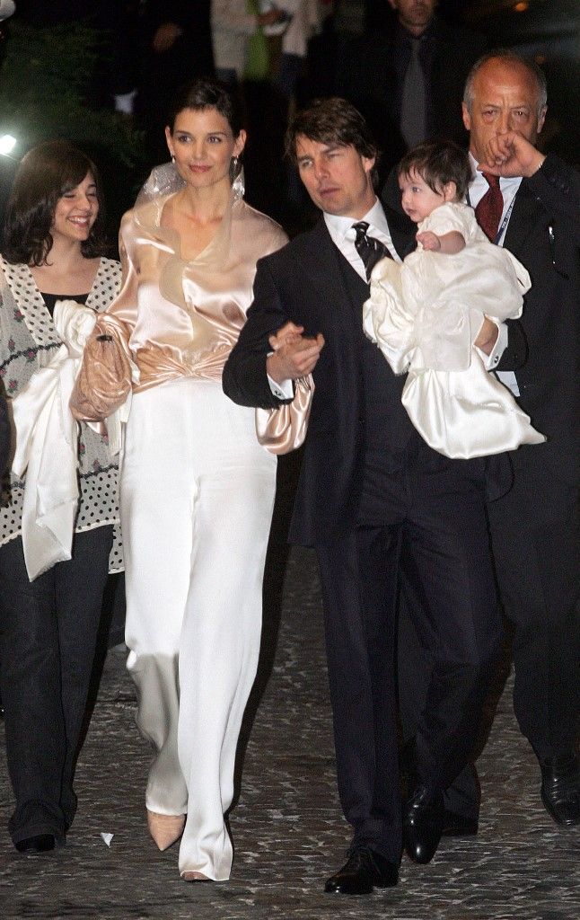 Suri Cruise US superstars Tom Cruise (R) and his fiancee Katie Holmes holding their daughter Suri arrive at a restaurant in central Rome, 16 November 2006. They are expected to marry at the weekend, in the Odescalchi Castle, in the lakeside town of Bracciano near the Italian capital. (Photo by GIULIO NAPOLITANO / AFP)