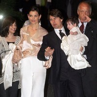 Suri Cruise sudah mencuri atensi sejak lahir. Fotonya saat bayi membuat publik penasaran karena dia adalah putri dari dua artis ternama dunia yaitu Katie Holmes dan Tom Cruise. Foto: dok. AFP