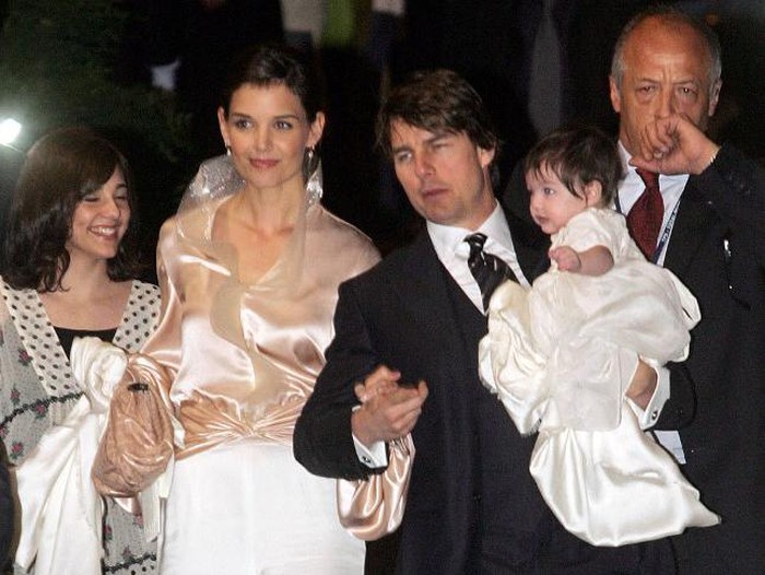 US superstars Tom Cruise (R) and his fiancee Katie Holmes holding their daughter Suri arrive at a restaurant in central Rome, 16 November 2006. They are expected to marry at the weekend, in the Odescalchi Castle, in the lakeside town of Bracciano near the Italian capital. (Photo by GIULIO NAPOLITANO / AFP)