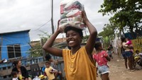 Bantuan pangan untuk warga di kawasan Rio de Janeiro, Brasil, pun berdatangan dari sejumlah lembaga non-pemerintah.