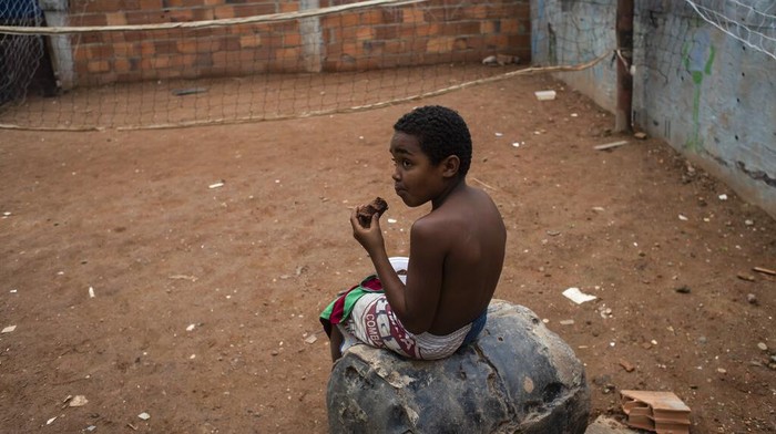 Terdampak Pandemi, Anak-anak di Brasil Dibayangi Ancaman Kelaparan Anak-anak di Brasil dibayangi ancaman kelaparan. Hal itu terjadi salah satunya imbas pandemi COVID-19 yang memukul berbagai sektor kehidupan warga di negara itu