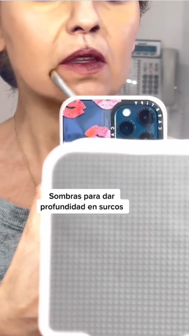 Wanita yang awet muda di usia 50 tahun tersebut terlihat cukup detail dalam meniru wajah Lee Jung Jae yang memerankan pemain 456 tersebut. Tentu cukup sulit untuk meniru wajah pria yang berbeda ras dengannya. Foto: Instagram @thalia