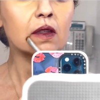 Wanita yang awet muda di usia 50 tahun tersebut terlihat cukup detail dalam meniru wajah Lee Jung Jae yang memerankan pemain 456 tersebut. Tentu cukup sulit untuk meniru wajah pria yang berbeda ras dengannya. Foto: Instagram @thalia