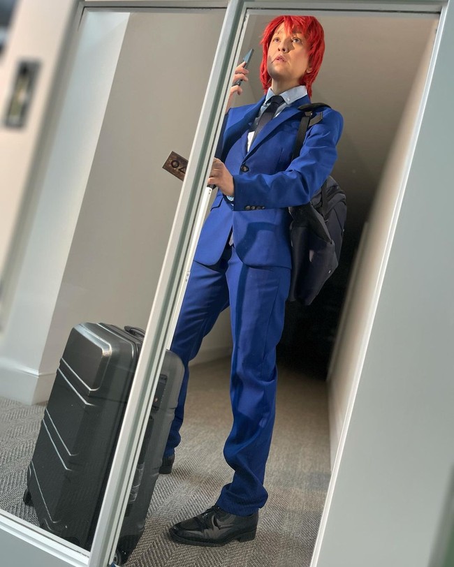 Terakhir ia menambahkan properti tas punggung, koper, dan kartu undangan Squid Game. Foto: Instagram @thalia