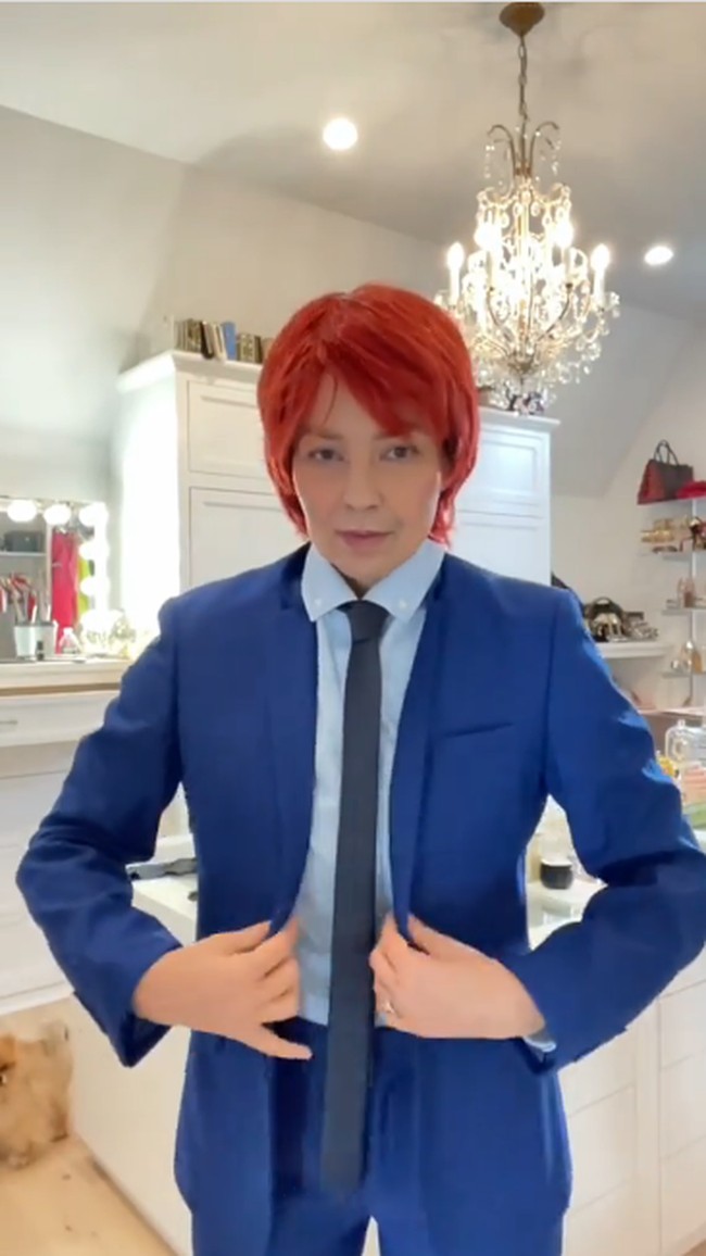 Tak lupa ia juga mengenakan wig rambut pendek berwarna kemerahan. Foto: Instagram @thalia