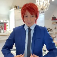 Tak lupa ia juga mengenakan wig rambut pendek berwarna kemerahan. Foto: Instagram @thalia