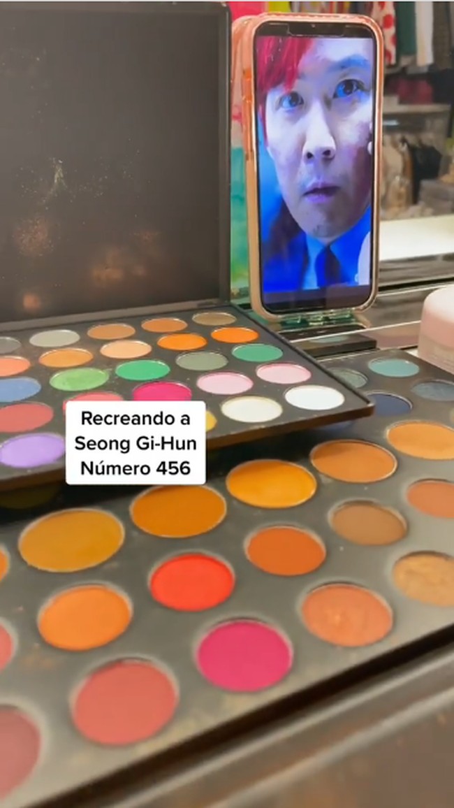 Bukan hanya memakai kostum seperti para peserta Squid Game atau menjadi boneka maut, Thalia tampil beda sebagai Seong Gi Hun atau Pemain 456 setelah selesai menuntaskan permainan. Foto: Instagram @thalia