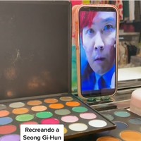 Bukan hanya memakai kostum seperti para peserta Squid Game atau menjadi boneka maut, Thalia tampil beda sebagai Seong Gi Hun atau Pemain 456 setelah selesai menuntaskan permainan. Foto: Instagram @thalia