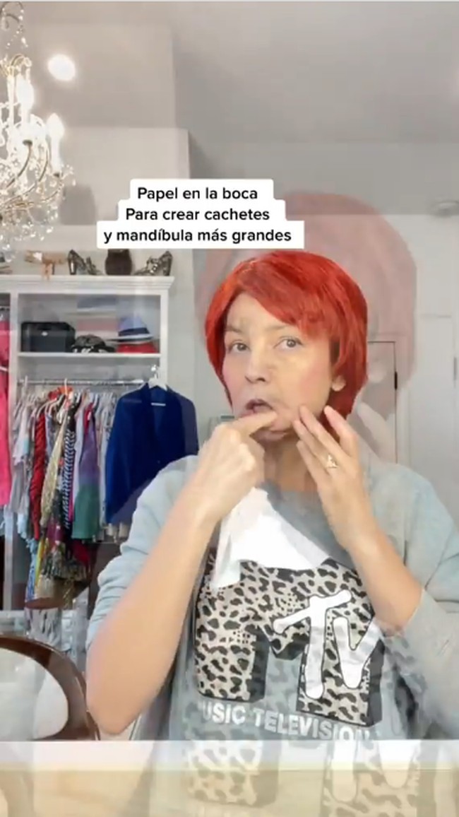 Thalia mencoba membentuk alis lebih lebar, membuat garis senyum yang dalam dan wajah tampak kemerahan. Aktris telenovela yang juga penyanyi bahkan memasukkan tisu ke dalam pipinya agar lebih cembung. Foto: Instagram @thalia