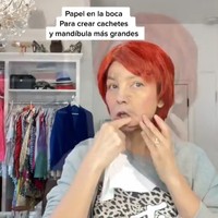 Thalia mencoba membentuk alis lebih lebar, membuat garis senyum yang dalam dan wajah tampak kemerahan. Aktris telenovela yang juga penyanyi bahkan memasukkan tisu ke dalam pipinya agar lebih cembung. Foto: Instagram @thalia