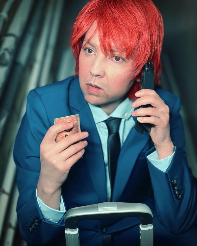 Setelah itu Thalia berganti busana dengan setelan jas. Wanita itu juga bisa mengikat dasi sendiri. Foto: Instagram @thalia