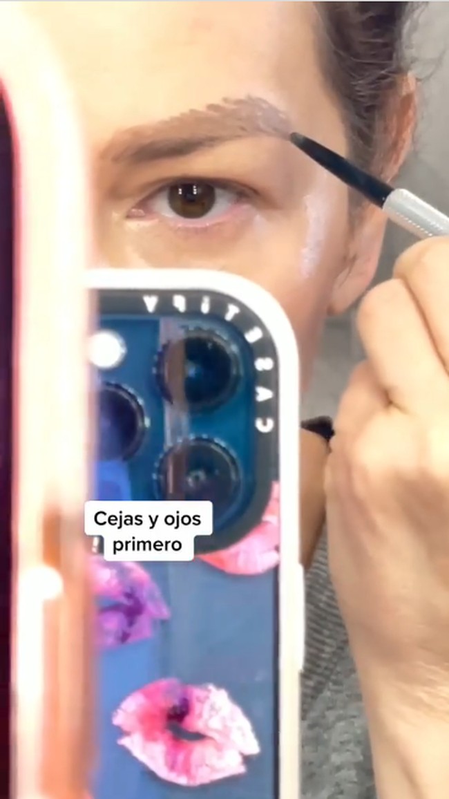 Dalam video yang diunggah, artis asal Meksiko tersebut tampak berdandan sendiri di ruang wardrobe. Pemain Maria Mercedes itu pun menaruh foto Gi Hun berambut merah di meja rias selagi berusaha meniru tampilan wajahnya. Foto: Instagram @thalia