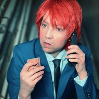 Setelah itu Thalia berganti busana dengan setelan jas. Wanita itu juga bisa mengikat dasi sendiri. Foto: Instagram @thalia