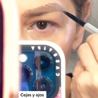 Dalam video yang diunggah, artis asal Meksiko tersebut tampak berdandan sendiri di ruang wardrobe. Pemain Maria Mercedes itu pun menaruh foto Gi Hun berambut merah di meja rias selagi berusaha meniru tampilan wajahnya. Foto: Instagram @thalia