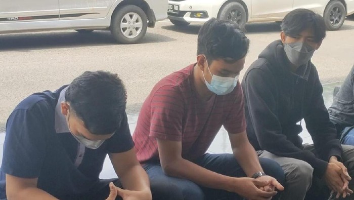 Tiga dari empat terduga pelaku pengeroyokan di kampus Palembang (Syahbana-detikcom)