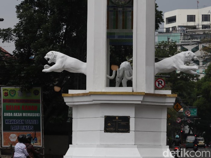 Tiga patung maung di persimpangan jalan Bandung rusak