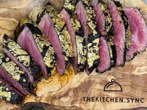 Tiru Steak Emas Salt Bae, Chef ini Hanya Habiskan Rp 322 Ribu!