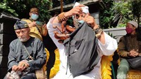 Tradisi diawali dengan mengeluarkan benda pusaka berupa pedang, keris dan lainnya dari Museum Bumi Alit. Kemudian diarak dengan cara digendong (diais) oleh para keturunan Raja Panjalu dan warga terpilih.