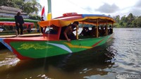 Kemudian diseberangkan menggunakan perahu ke Nusa Gede terdapat makam Raja Panjalu dan tokoh kerajaan Panjalu.