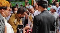 Biasanya pusaka itu dibawa kembali dan dibersihkan di Alun-alun Panjalu. Namun tahun ini langsung digelar acara pembersihan di lokasi tersebut.