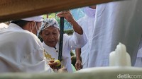 Prosesi pembersihan menggunakan 9 mata air dari berbagai daerah. Mulai dari mata Air Situ lengkong, Mata Air Karantenan Gunung Sawal, Mata Air Kapunduhan (Makam Prabu Rahyang Kuning), Cipanjalu, Kubang Kelong, Pasanggrahan, Bongbang kancana, Gunung bitung dan sumber air Ciomas, ditambah jeruk nipis.