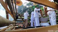 Secara simbolis ada tiga benda pusaka yang dibersihkan antara lain pedang pemberian Saidina Ali kepada Prabu Borosngora yang dinamai Zulfikar, Kujang Panjalu dan Keris Stokkomando.
