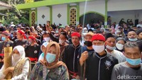 Tradisi Nyangku kali ini digelar sederhana namun tidak mengurangi antusiasme masyarakat. Tradisi tetap dilaksanakan secara khidmat hanya tempatnya yang berbeda.