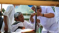 Berbeda dari tahun sebelumnya, tradisi mencuci benda pusaka peninggalan Prabu Borosngora ini dilaksanakan di Nusa Gede atau pulau di tengah Situ Lengkong Panjalu, Senin (1/11).