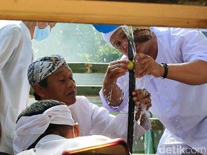 Tradisi Nyangku Panjalu Mencuci Benda Pusaka Peninggalan Borosngora