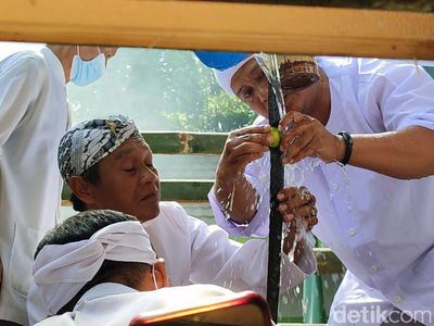 Tradisi Nyangku Panjalu Mencuci Benda Pusaka Peninggalan Borosngora