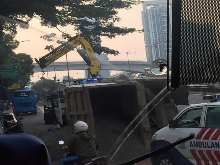 Truk muatan pasir terjatuh di depan Balai Kartini.