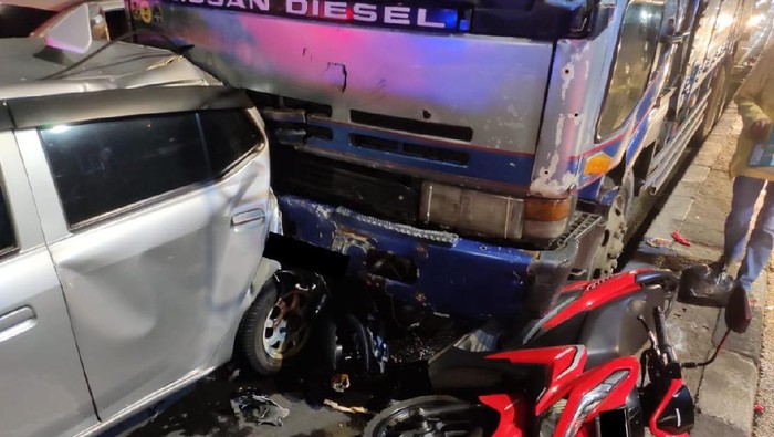 Truk tronton tabrak 9 kendaraan di Ciputat, Tangsel