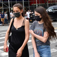 4. Kedekatan dengan IbuKeduanya terlihat sering menghabiskan waktu dengan ibu mereka. Katie Holmes yang mendapat hak asuh penuh atas putrinya baru-baru ini mengungkap hubungannnya dengan sang buah hati. Tujuan utamaku selama ini adalah untuk merawatnya untuk menjadi dirinya sendiri. Untuk memastikan dia 100% dirinya dan kuat, percaya diri, dan mandiri. Dan mengetahui hal itu, Foto: dok. AFP