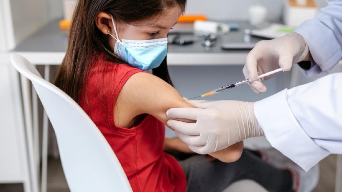 Vaksin Anak Little girl receiving coronavirus vaccine at doctors office