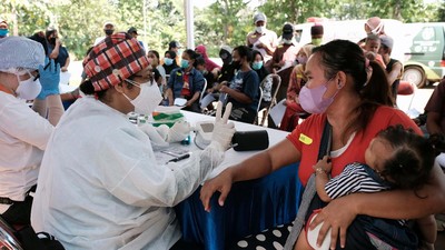 Vaksinasi COVID-19 untuk Komunitas Pemulung Bantar Gebang