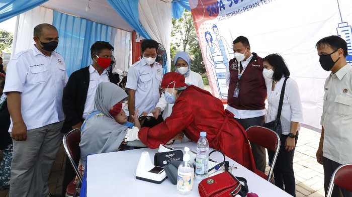 Vaksinasi COVID-19 terus digenjot. Kali ini vaksinasi menyasar komunitas pemulung di Bantar Gebang, Bekasi.